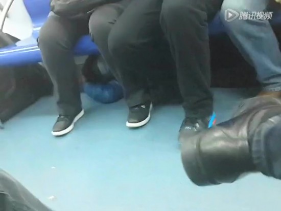 男子藏身北京地鐵座位下偷摸女乘客大腿(圖)