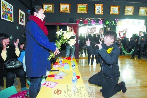 鄭州舉行聾人相親大會(huì) 50名聾人結(jié)無聲緣分(圖)