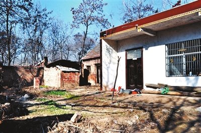 北京住井底老人回鄉工作 頭發染黑正在養病(圖)
