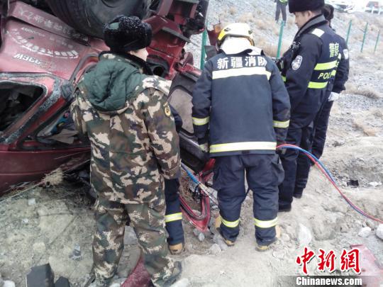 連霍高速新疆段路面濕滑9車側翻致1人死亡2人重傷