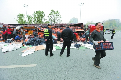 翻車現場市民幫忙撿拾臍橙 貨車司機感嘆：擔心哄搶真是多慮了