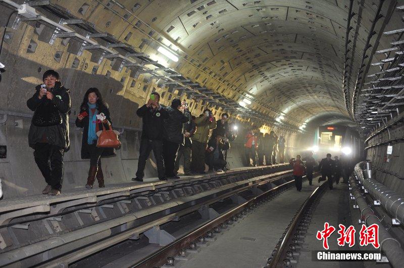 北京地鐵舉行應(yīng)急疏散演練 首邀乘客參與