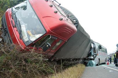 四川內遂高速客貨車追尾19人受傷 乘客互救逃車