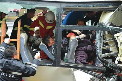 四川內遂高速客貨車追尾19人受傷 乘客互救逃車