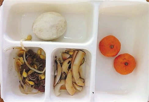網曝溫州一小學學生午餐寒酸 老師大魚大肉(圖)