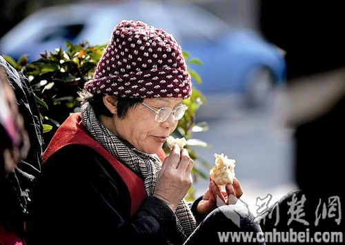 為還清十萬(wàn)元債務(wù) 武漢65歲太婆每天步行送快遞 圖