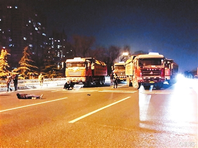 當(dāng)事司機拒絕接受城管檢查 被查渣土貨車司機反攻城管
