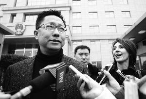 李陽散發(fā)材料稱前妻變態(tài) 當面向記者推銷衛(wèi)生巾