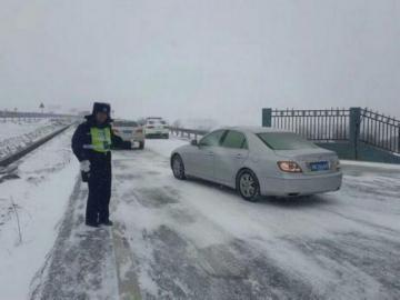 四川雅西高速因雪數(shù)百車輛滯留 土豆?jié)q到5元1個(gè)