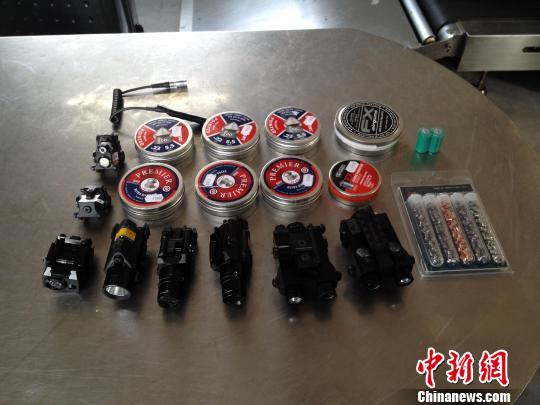深圳：男子運(yùn)動(dòng)鞋中藏3855發(fā)氣槍子彈入境被拘(圖)