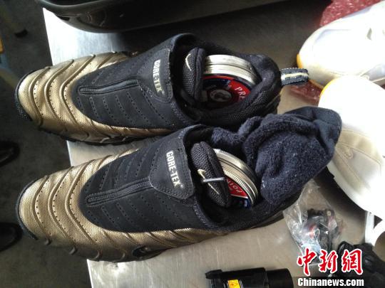 深圳：男子運(yùn)動(dòng)鞋中藏3855發(fā)氣槍子彈入境被拘(圖)