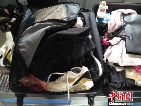 深圳：男子運(yùn)動(dòng)鞋中藏3855發(fā)氣槍子彈入境被拘(圖)
