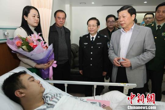廣西邊防民警執勤時遭歹徒擊傷 開槍擊斃1人