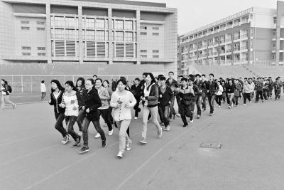 鄭州大學(xué)出招喊大學(xué)生起床：跑步送早餐