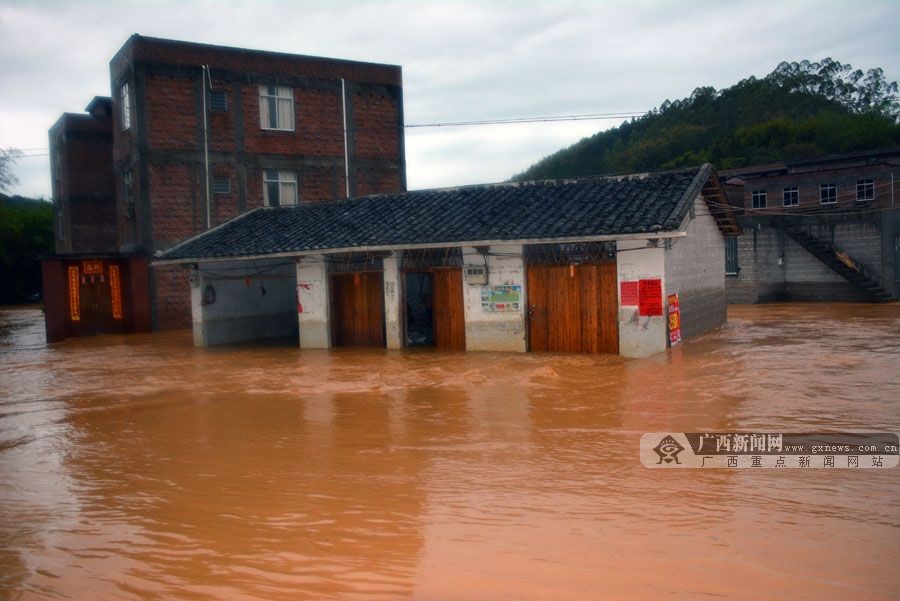 岑溪市受強降雨侵襲引發洪水 群眾被困屋內(1/6)