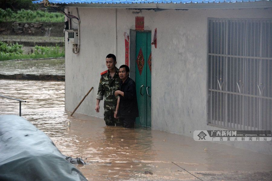 岑溪市受強(qiáng)降雨侵襲引發(fā)洪水 群眾被困屋內(nèi)(1/6)