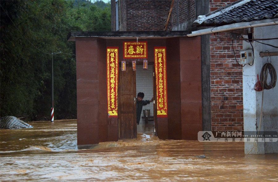 岑溪市受強降雨侵襲引發洪水 群眾被困屋內(1/6)