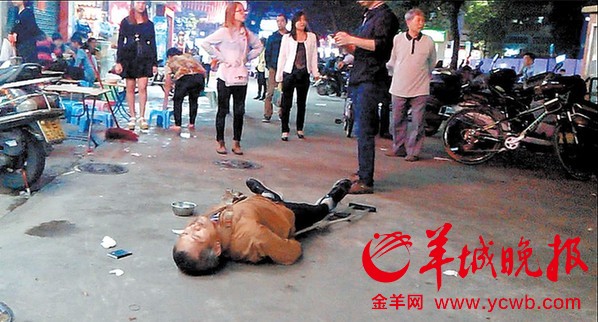 男子當街侮辱毆打老乞丐 廣場保安旁觀全過程