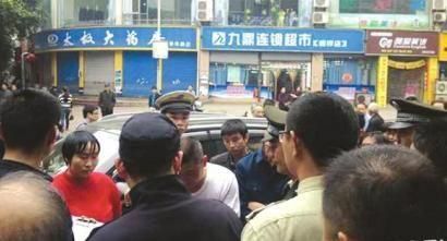 城管與菜販老人起爭執(zhí)遭秤砣擊中頭部倒地(圖)