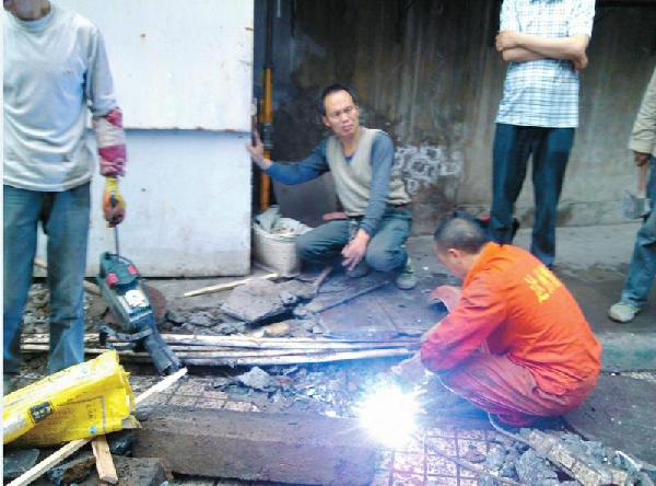 達州:施工挖爆天然氣 醫(yī)院百人“奪路狂奔”(圖)