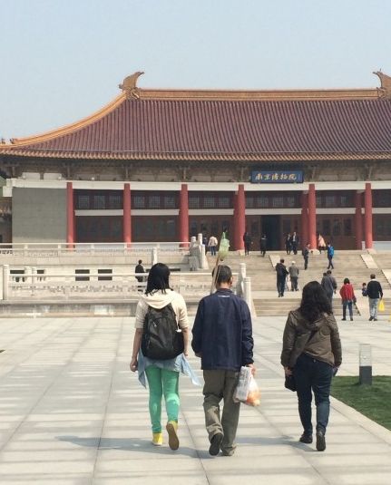 男子打著點(diǎn)滴參觀博物館 被稱“掛水哥”(圖)
