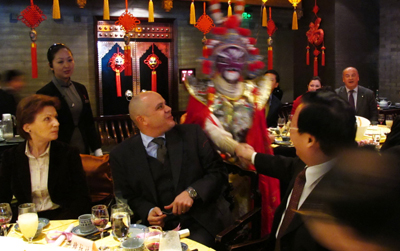 駐華使館領事官員在京品嘗中國味體驗中國年(圖)