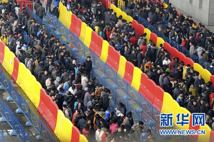 鐵道部稱火車票暫不會(huì)調(diào)價(jià) 黃牛黨難解買票難