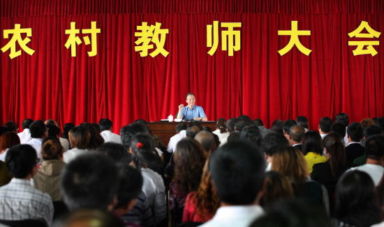 溫家寶:將為中西部貧困農(nóng)村中小學(xué)提供營(yíng)養(yǎng)補(bǔ)助