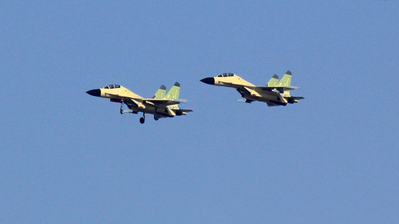 殲-31隱身戰機成功首飛 殲-11B空中伴飛