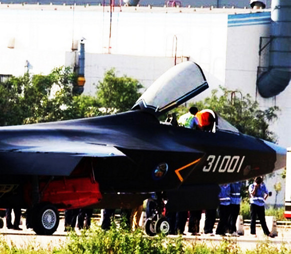 殲-31隱身戰(zhàn)機(jī)成功首飛 殲-11B空中伴飛