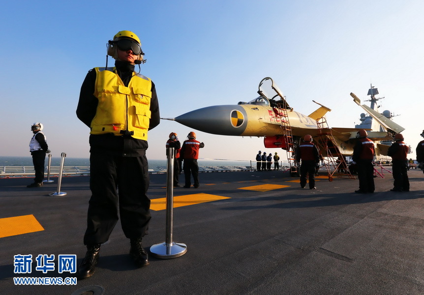 高清：我航空母艦順利進行殲—15飛機起降飛行訓(xùn)練