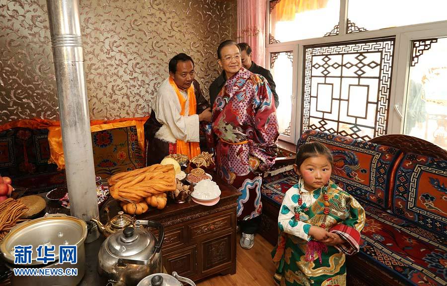 高清圖:溫家寶元旦前夕到玉樹(shù)看望慰問(wèn)各族干部群眾