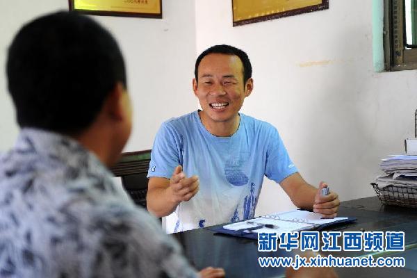 “這個(gè)小伙子很實(shí)在，我們相信他。”——記大學(xué)生“村官”邢鐳