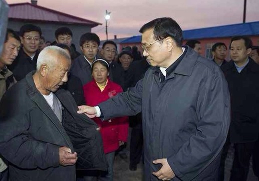 李克強同江夜訪安置點：查墻體安全、摸衣服厚薄