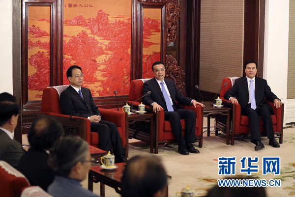 李克強(qiáng)向新聘國(guó)務(wù)院參事、中央文史研究館館員頒發(fā)聘書(shū)