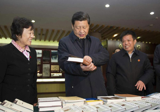 習(xí)近平考察孔府翻閱儒家典籍：這兩本書我要仔細(xì)看看