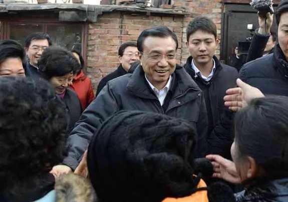 李克強考察棚戶區:彎腰坐上高低床