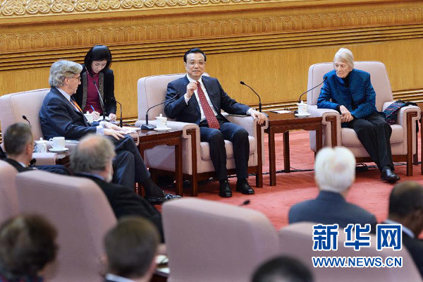 李克強(qiáng)在人民大會(huì)堂同在華部分外國(guó)專家親切座談