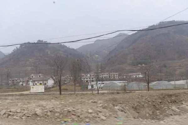 李克強赴秦巴山區(qū)看望特困群眾