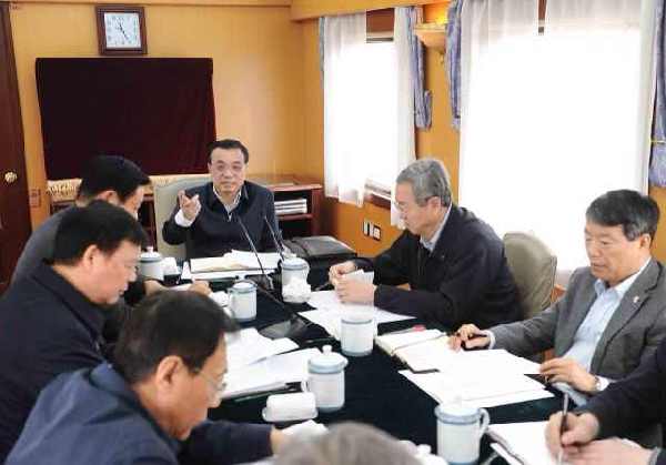 李克強(qiáng)在火車上議扶貧