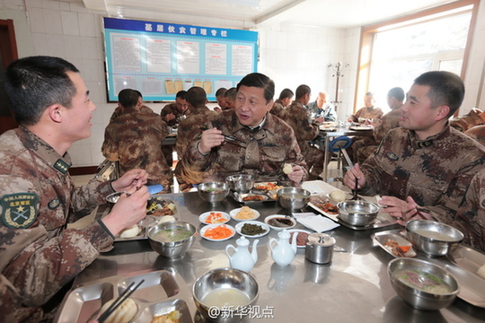 習近平與邊防連官兵一起吃午飯