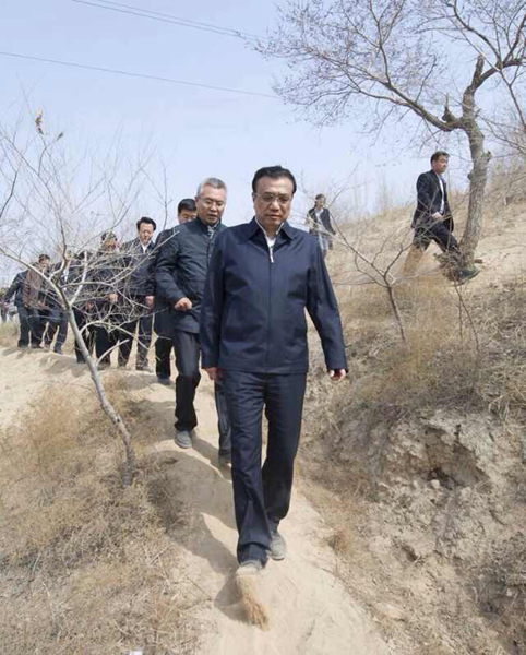 李克強考察赤峰棚戶區(qū)：一定讓你們住上新房