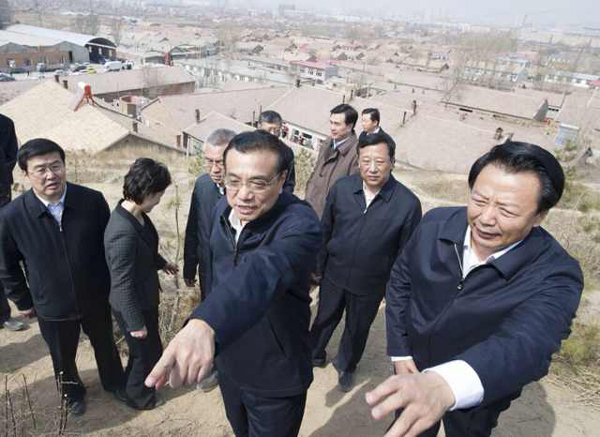 李克強考察赤峰棚戶區(qū)：一定讓你們住上新房