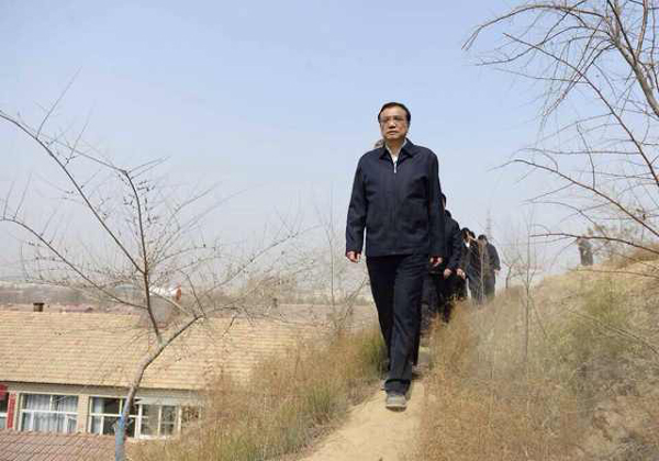 李克強考察赤峰棚戶區(qū)：一定讓你們住上新房