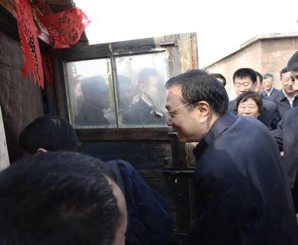 李克強(qiáng)考察赤峰棚戶區(qū)：一定讓你們住上新房