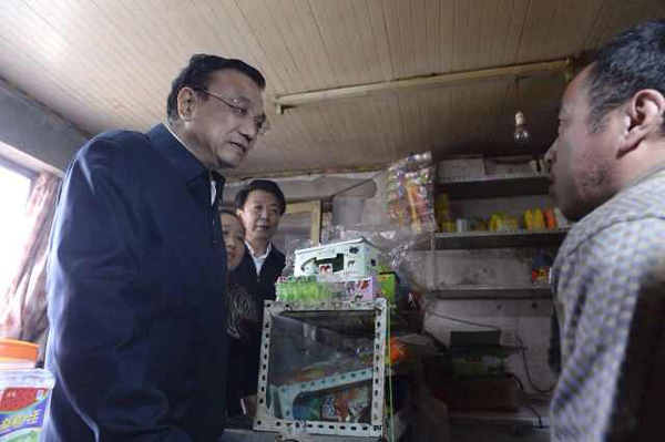 李克強(qiáng)考察赤峰棚戶區(qū)：一定讓你們住上新房