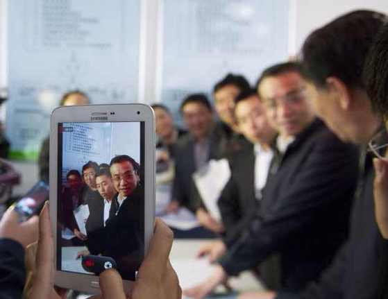 李克強考察基層政務服務中心：權力清單要讓百姓評議