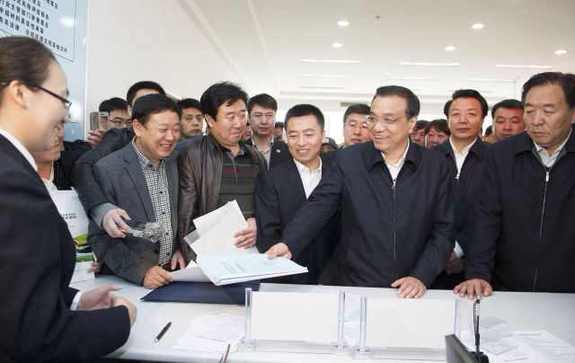李克強(qiáng)考察基層政務(wù)服務(wù)中心：權(quán)力清單要讓百姓評(píng)議