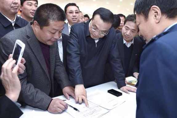 李克強考察基層政務(wù)服務(wù)中心：權(quán)力清單要讓百姓評議