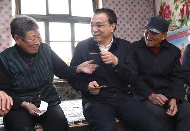 總理察看村民低保卡 詢問政策落實